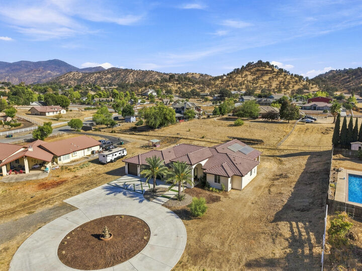 Property Photo:  32301 Pleasant Oak Drive  CA 93265 