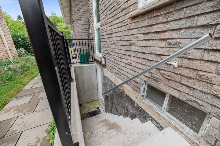 Property Photo:  265 Coxe Boulevard E  ON L9T 4L4 