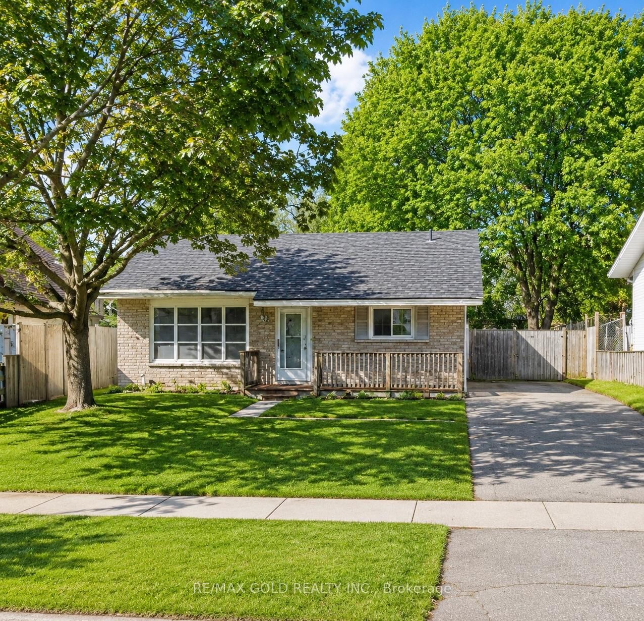 Property Photo:  85 Williamsburg Road  ON N2E 1K6 