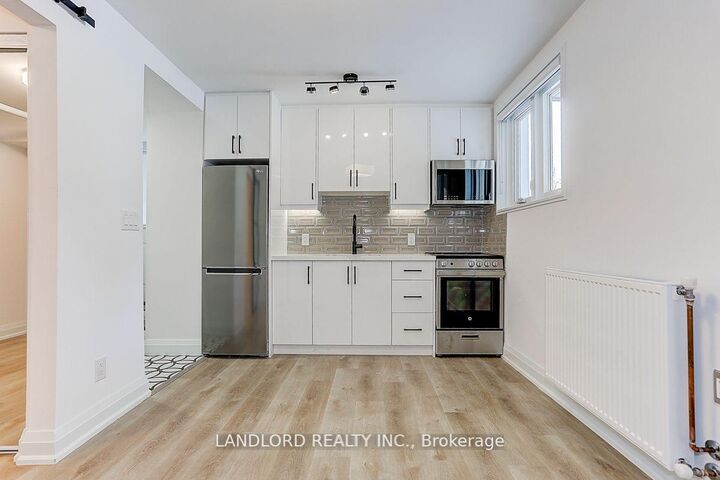 Property Photo:  2520 Bloor Street W 23  ON M6S 1R8 