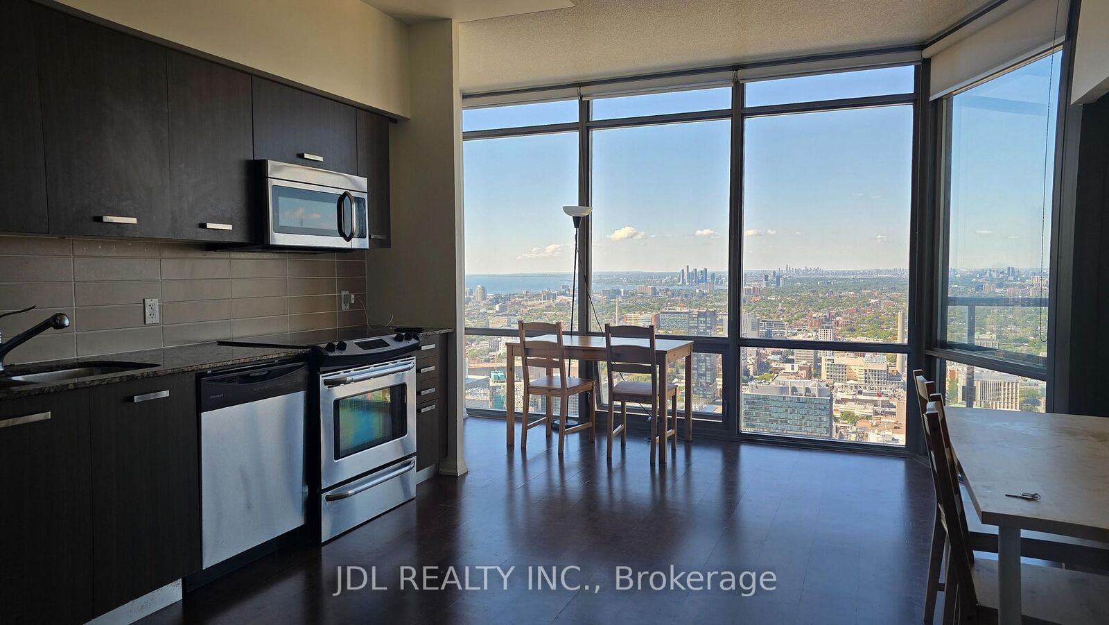Property Photo:  832 Bay Street 4702  ON M5S 1Z6 