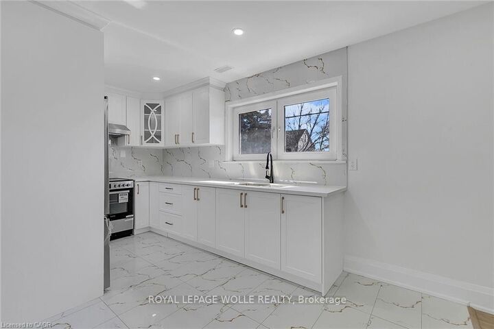 Property Photo:  581 Lancaster Street W 2  ON N2K 1M5 