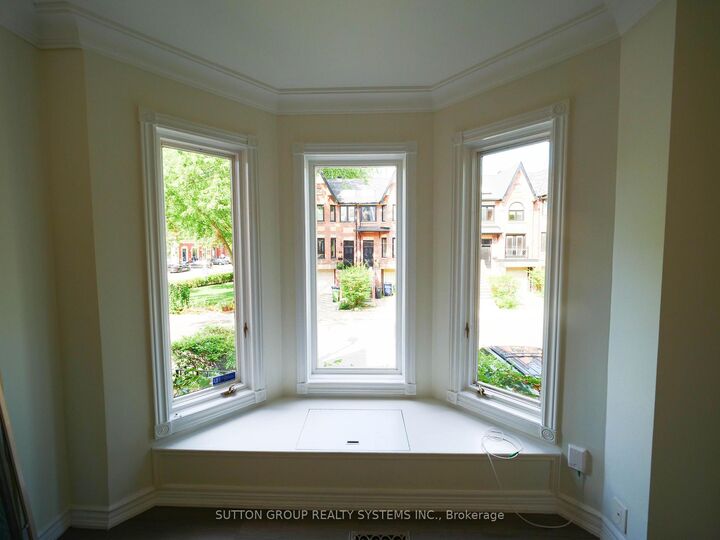 Property Photo:  45 Soho Square  ON M5T 2Z2 