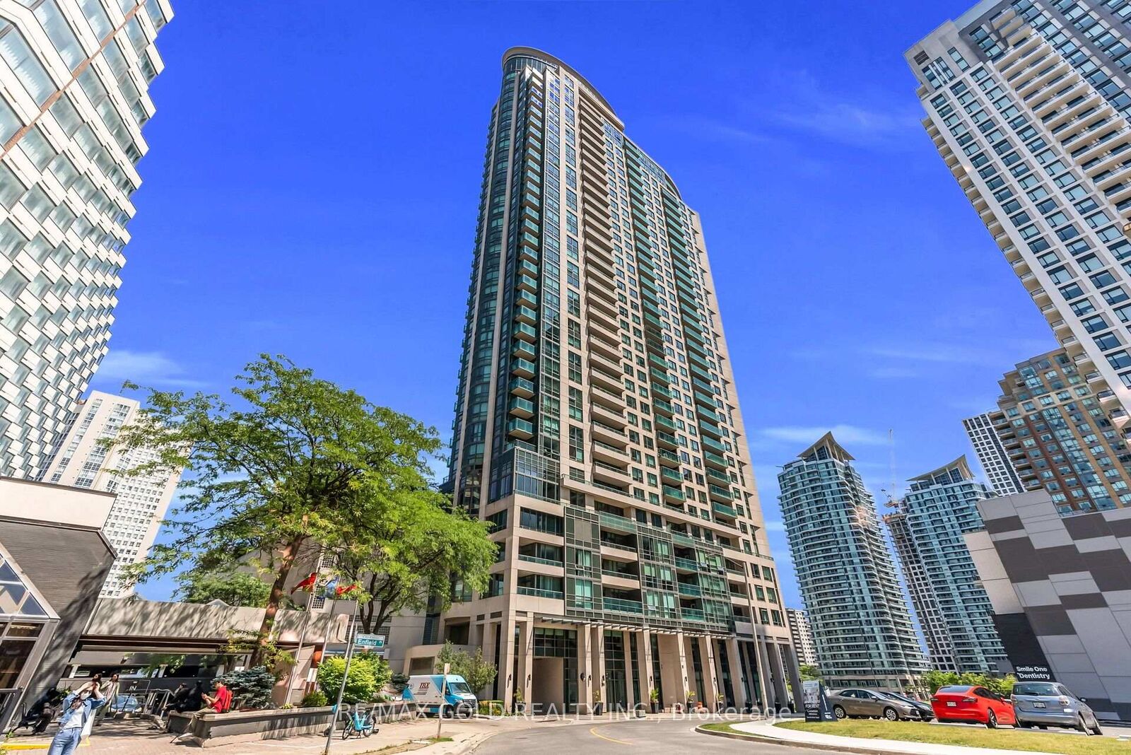 Property Photo:  208 Enfield Place 3808  ON L5B 0G8 
