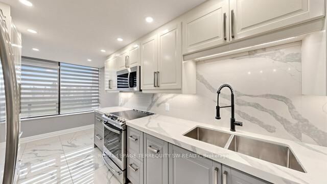 Property Photo:  7440 Bathurst Street 512  ON L4J 7K8 