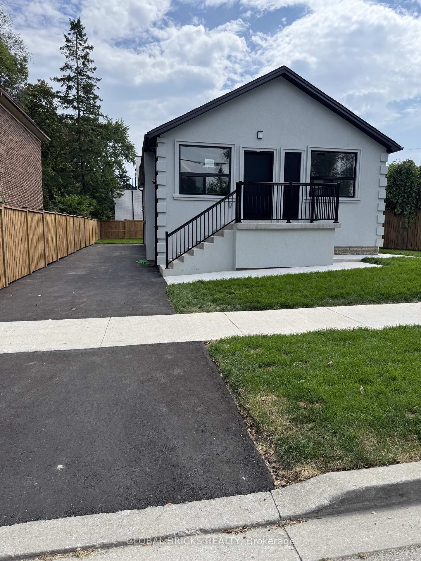 Property Photo:  101 Minerva Avenue Unit 1- Front Upper  ON M1M 1V8 