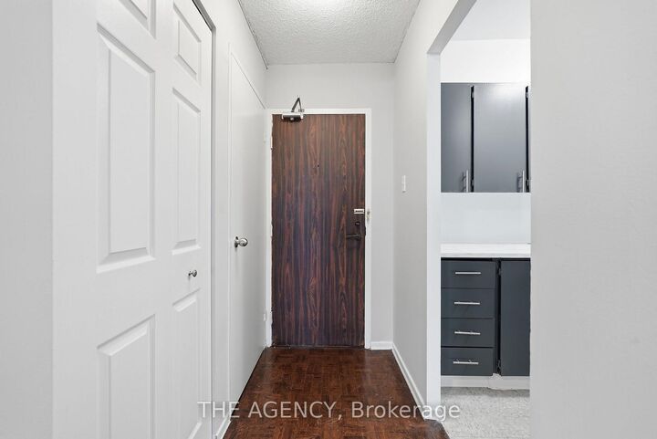 Property Photo:  2350 Dundas Street W 2204A  ON M6P 4B1 