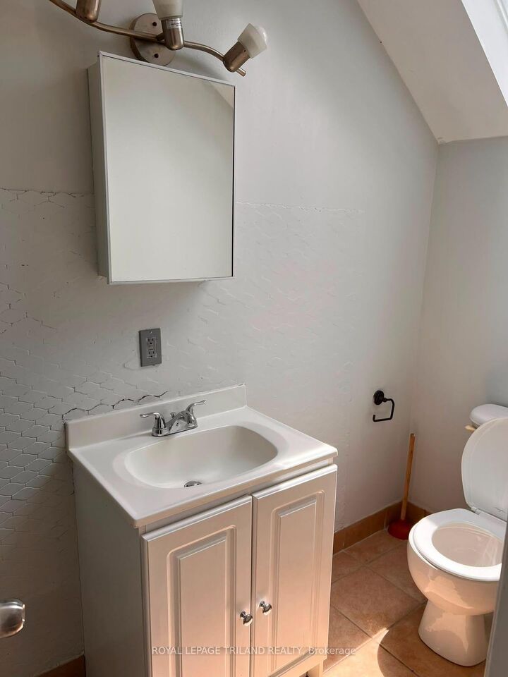 Property Photo:  31 Orchard Street 2  ON N6J 2R4 