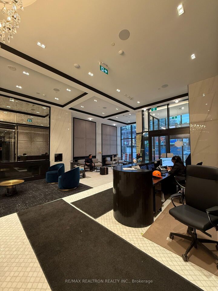 Property Photo:  8 Wellesley Street W 1009  ON M4Y 0J5 
