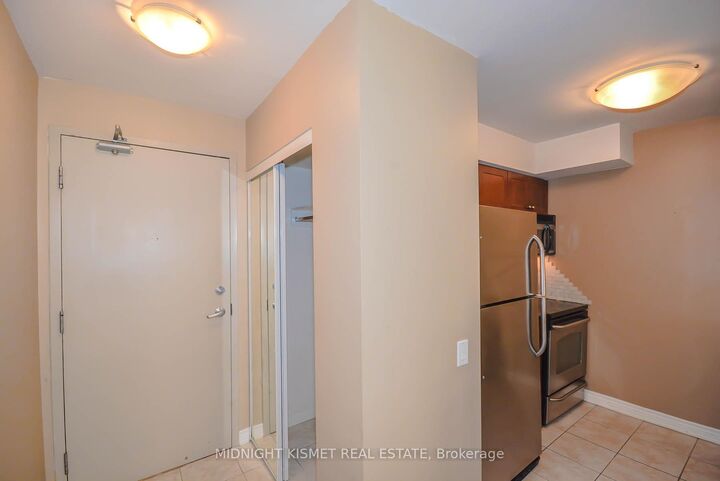 Photo de la propriété:  60 St Clair Avenue W 502  ON M4V 1M7 
