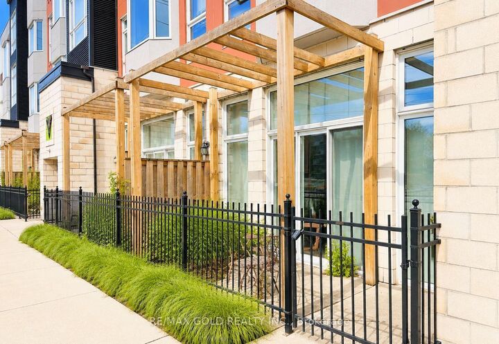 Property Photo:  253 Albert Street 112  ON N2L 0G3 