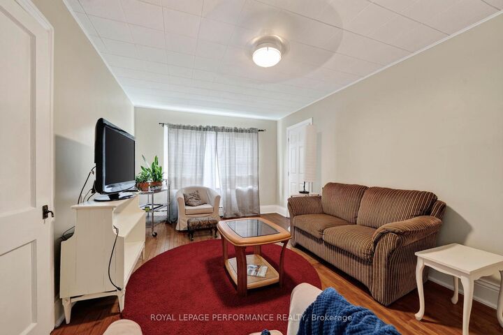 Property Photo:  114 Gloucester Street N  ON K6H 3W4 