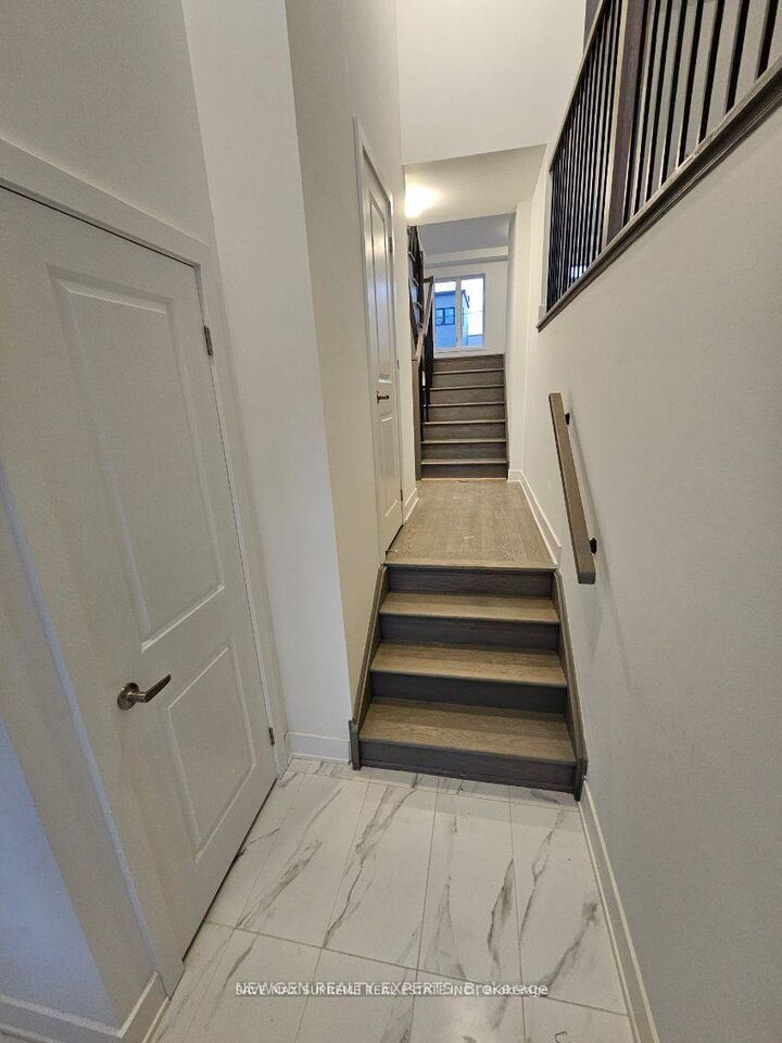 Photo de la propriété:  763 Stanstead Path  ON L1K 3G4 