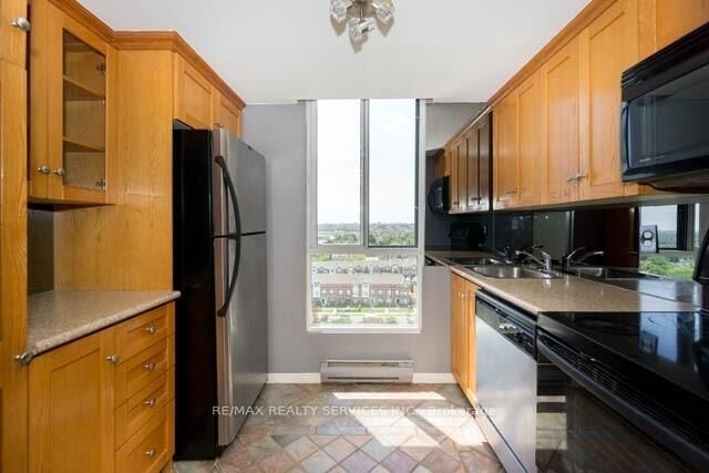 Property Photo:  145 Hillcrest Avenue 1016  ON L5B 3Z1 