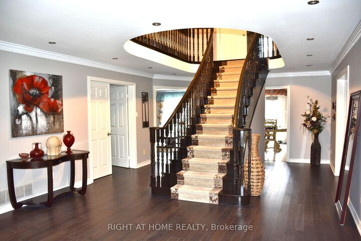 Property Photo:  6 Cowles Court  ON L4C 9A7 