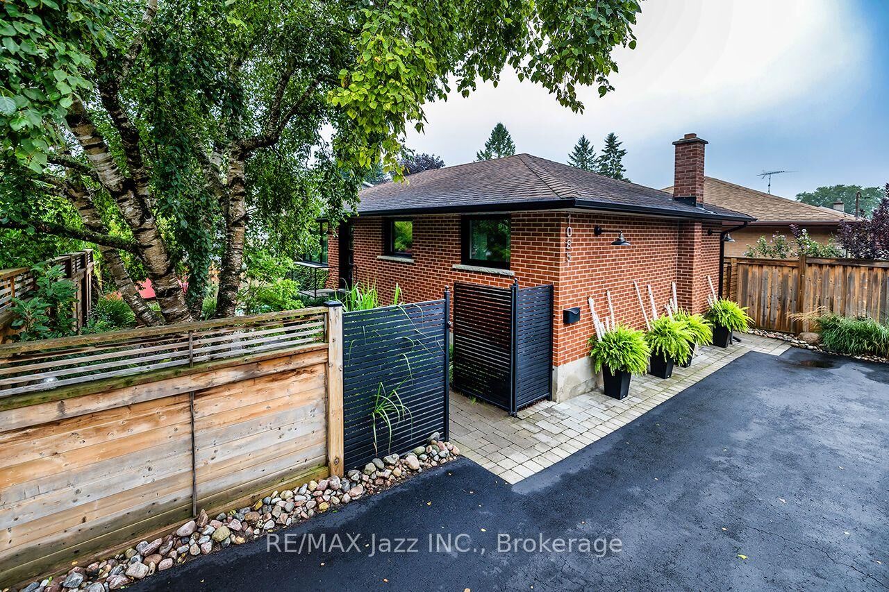 Property Photo:  1085 Willowdale Avenue  ON L1H 1W7 