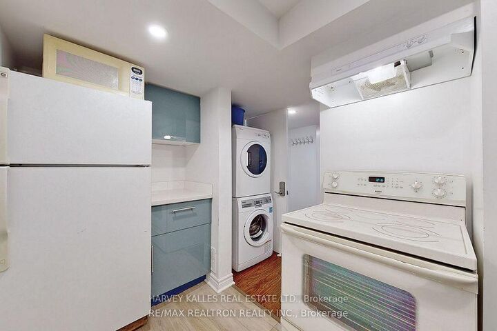 Property Photo:  142 Combe Avenue Lower  ON M3H 4K1 
