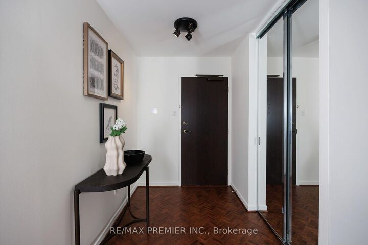 Property Photo:  62 Wellesley Street W 1903  ON M5S 2X3 