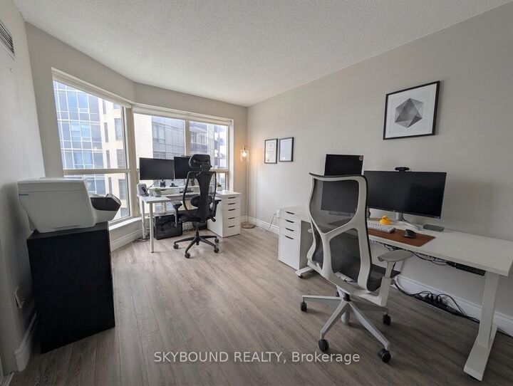 Property Photo:  335 Webb Drive 1803  ON L5B 4A1 