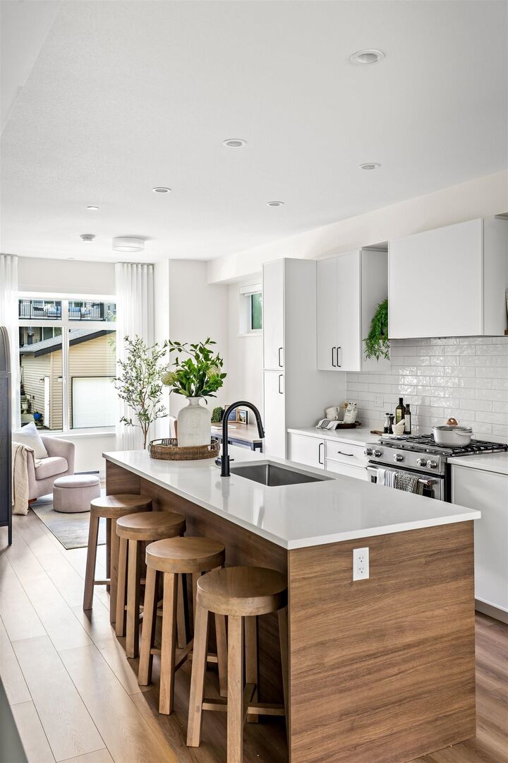 Property Photo: 2190 Rindall Avenue 10 BC V3C 0T9