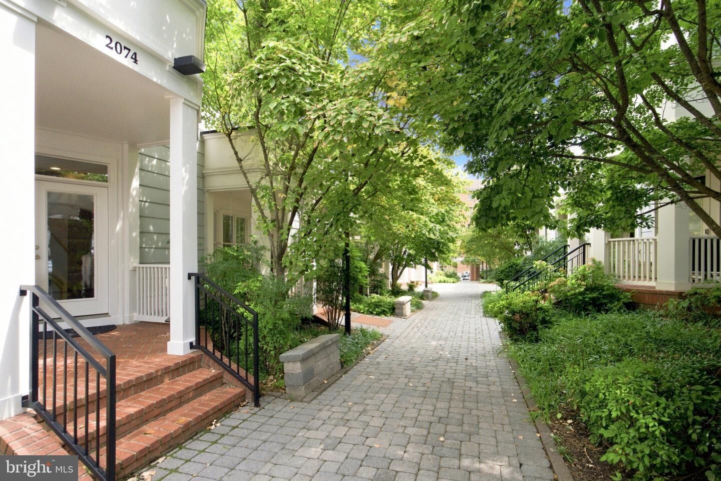 Property Photo:  2074 N Oakland Street  VA 22207 