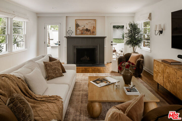 Property Photo:  2845 N Beachwood Dr  CA 90068 