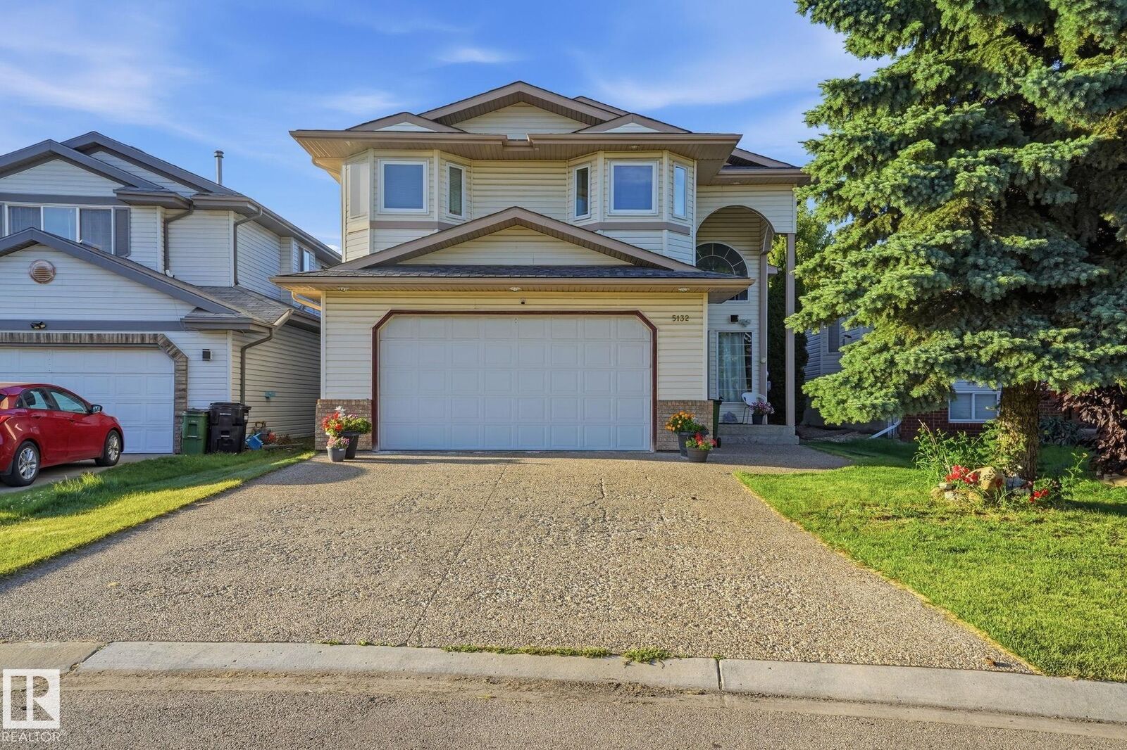 Property Photo:  5132 157 Avenue NW  AB T5Y 2X5 