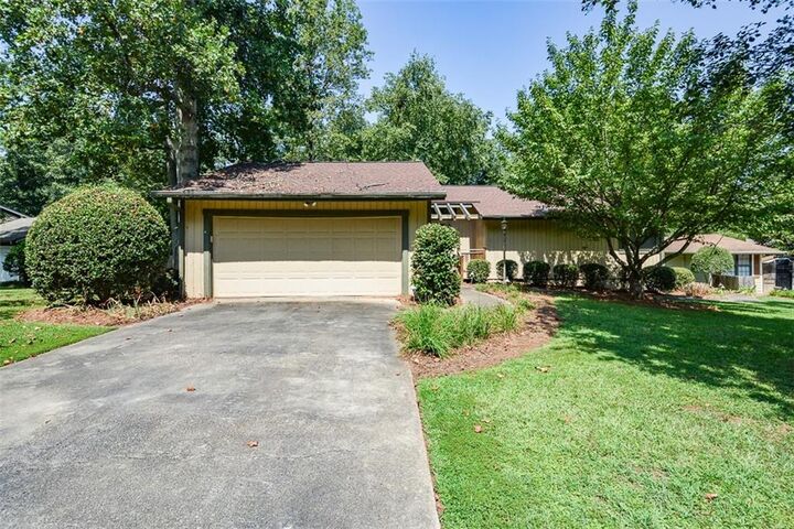 Property Photo: 6906 Springwood Drive GA 30135