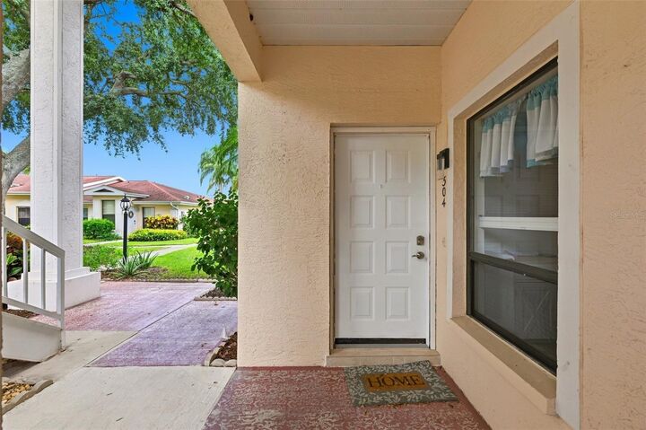 Property Photo:  304 Kelsey Way  FL 33573 