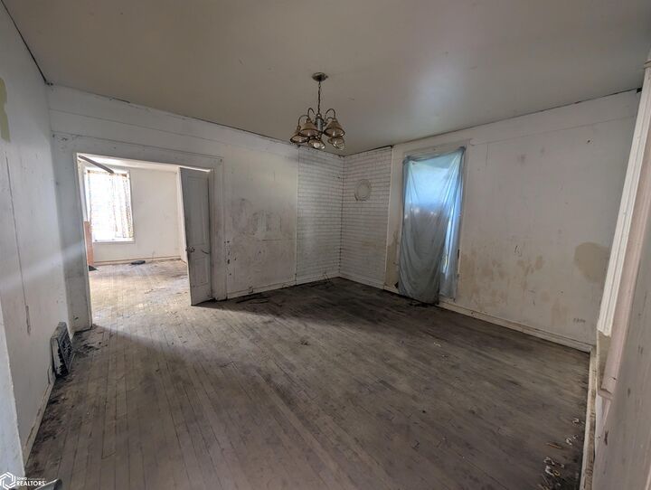 Property Photo: 1104 S 10th Street IA 52601