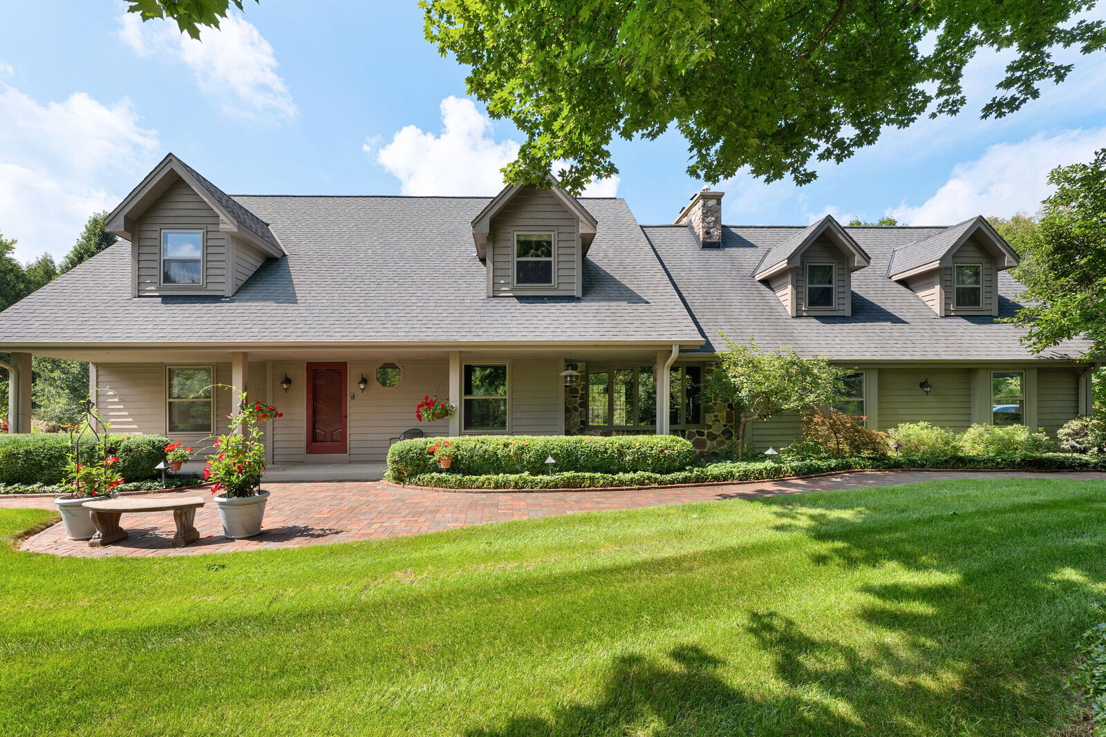 Property Photo:  2225 Edgewood Dr  WI 53024 