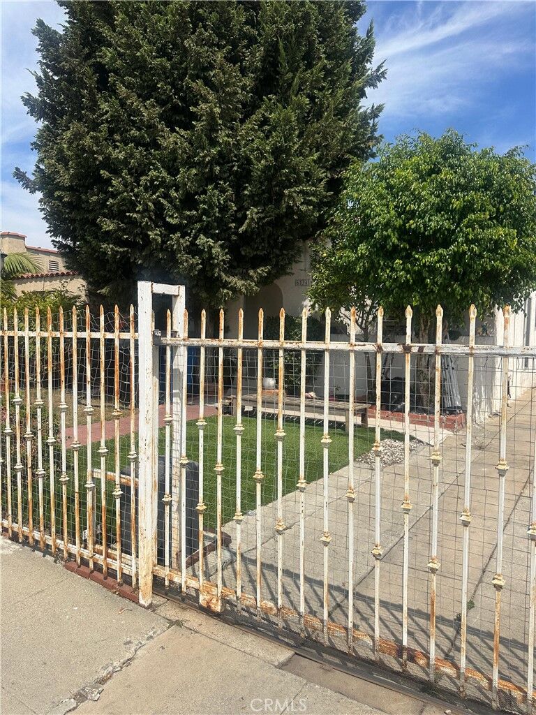 Property Photo:  6534 4th  CA 90043 