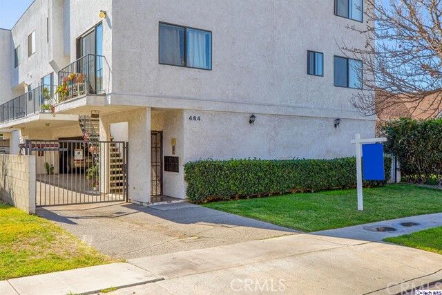Property Photo: 464 W Lexington Drive 3 CA 91203
