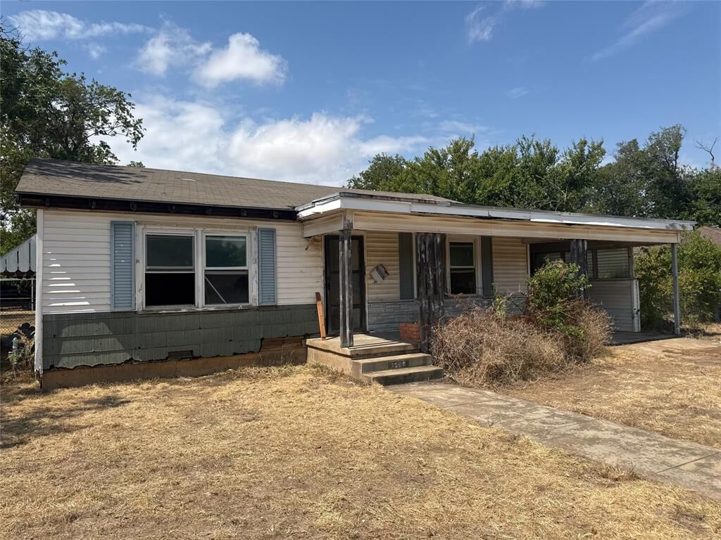 Property Photo: 1305 W 11th Street TX 76657