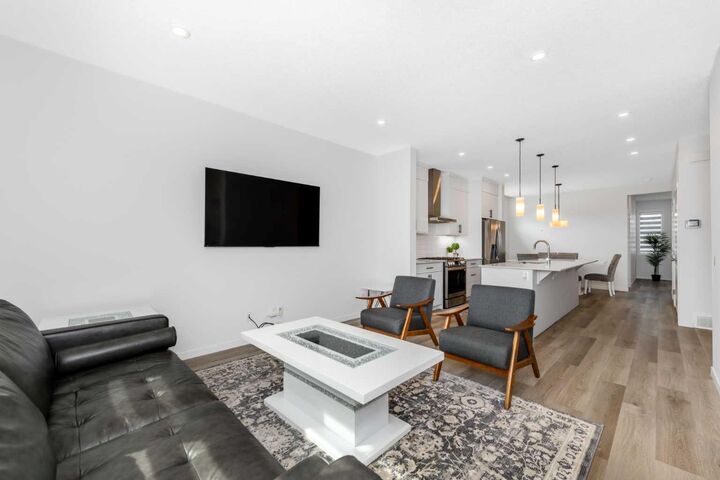 Property Photo:  8 Corner Glen Avenue NE  AB T3N 2L6 