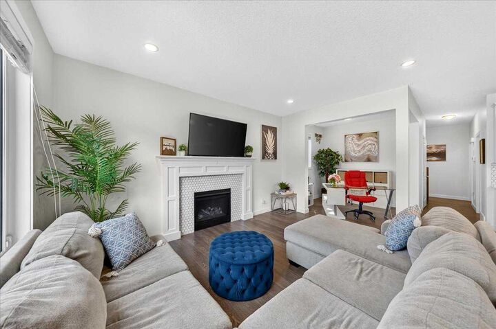 Property Photo:  135 Bayview Circle SW  AB T4B 4H5 