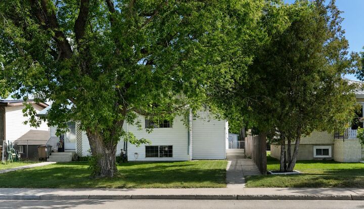 Property Photo:  632 1 Street W  AB T1R 0N3 