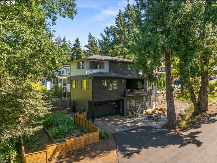 Property Photo:  1547 Pine St  OR 97034 