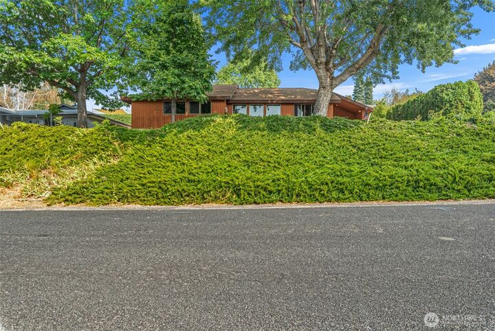 Property Photo: 110 View Ridge Circle WA 98801