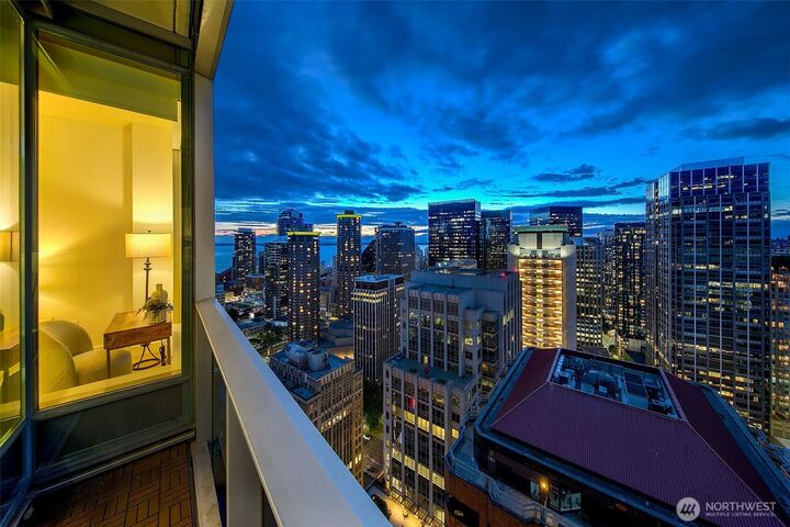 Property Photo:  737  Olive Way 3101  WA 98101 