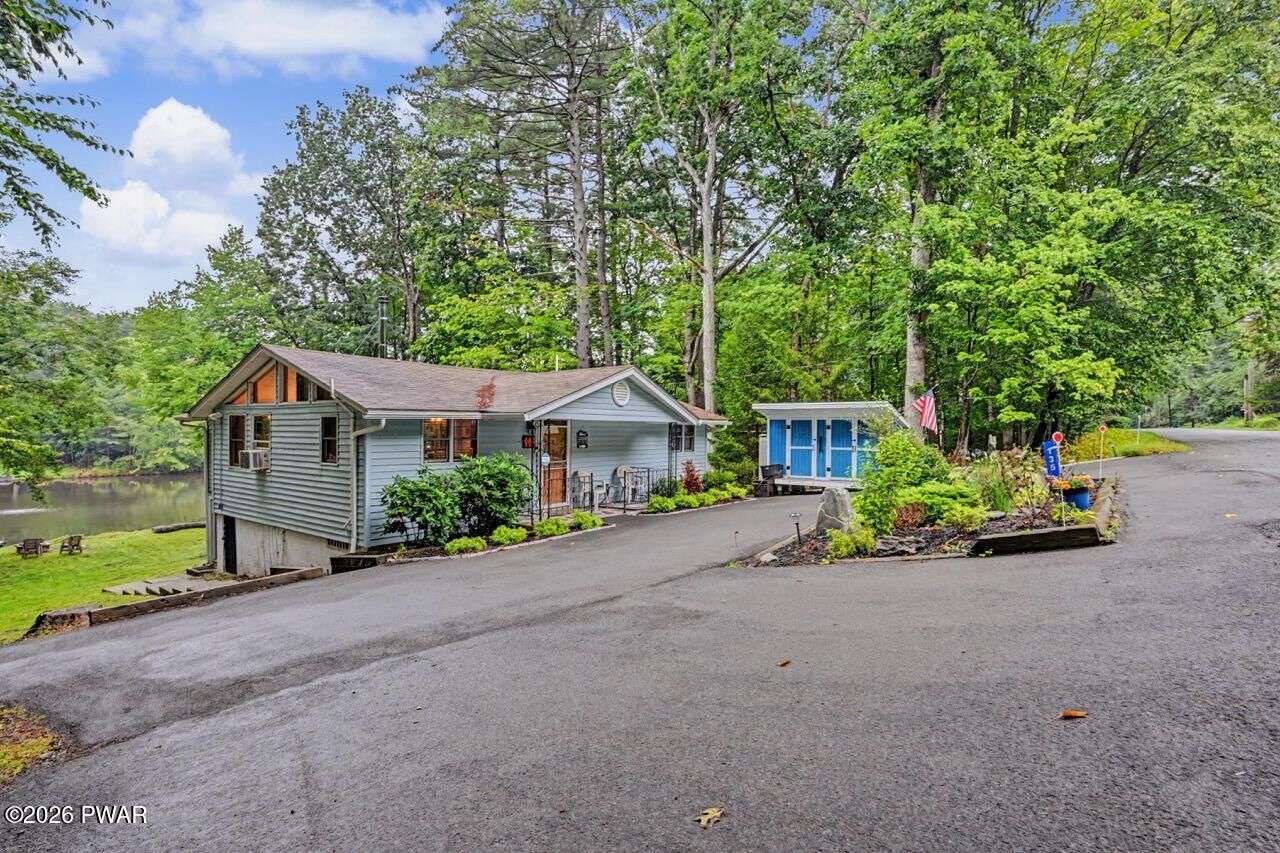 Property Photo:  135 Outer Drive  PA 18328 