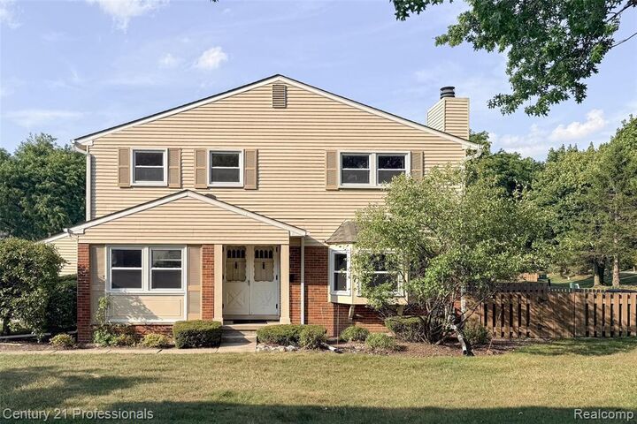 Property Photo:  1520 Brentwood Drive  MI 48098 