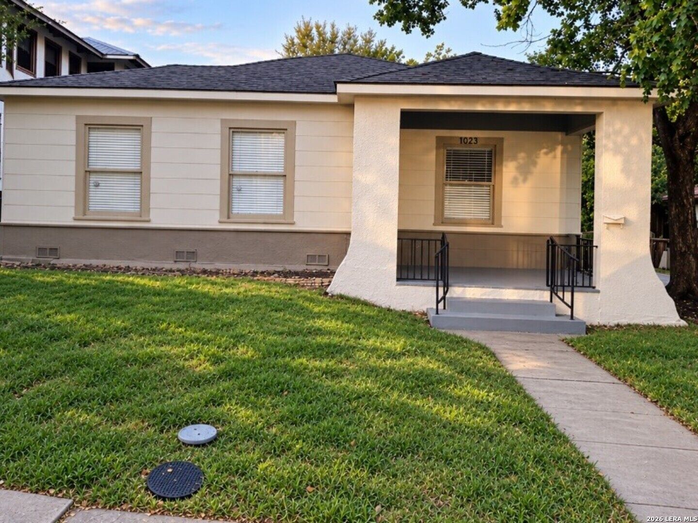 Property Photo:  1023 W French Pl  TX 78212 