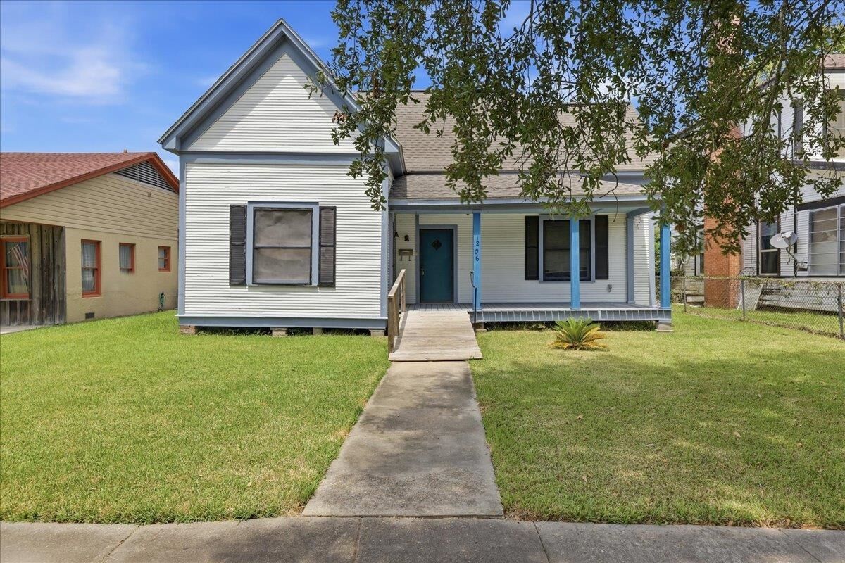 Property Photo:  1206 Pine  TX 77630 