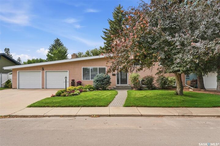 Property Photo:  258 East Place  SK S7J 2X9 