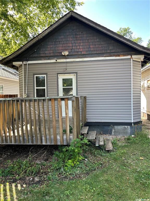 Property Photo:  1228 G Avenue N  SK S7L 2A4 