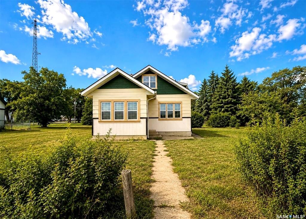 Property Photo:  1110 Railway Street  SK S0G 1A0 