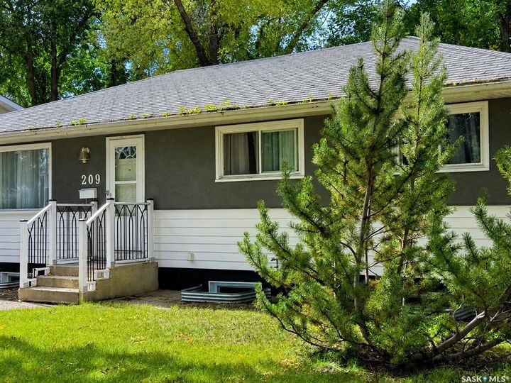 Property Photo:  209 Winnipeg Avenue S  SK S7M 3M1 