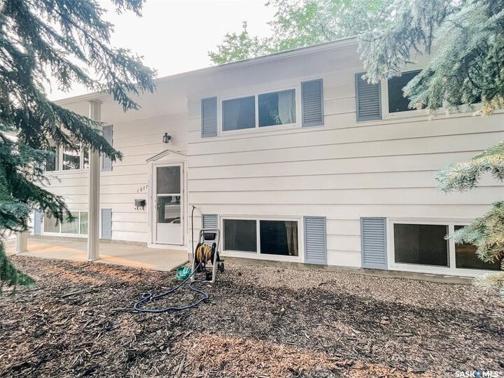 Property Photo:  1617 Ruth Street E  SK S7J 0L7 