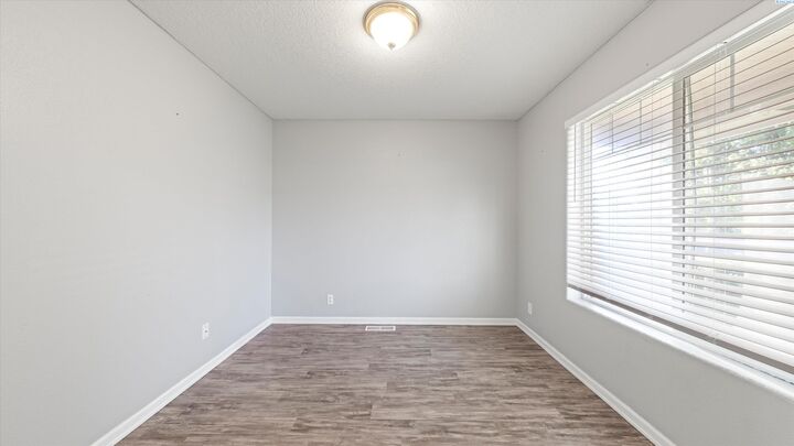 Property Photo:  1502 W 39th Ave  WA 99337 